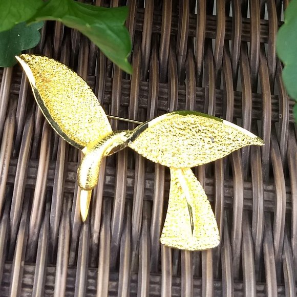 3/$25 vintage 70s gold flying bird pin brooch - Picture 1 of 2